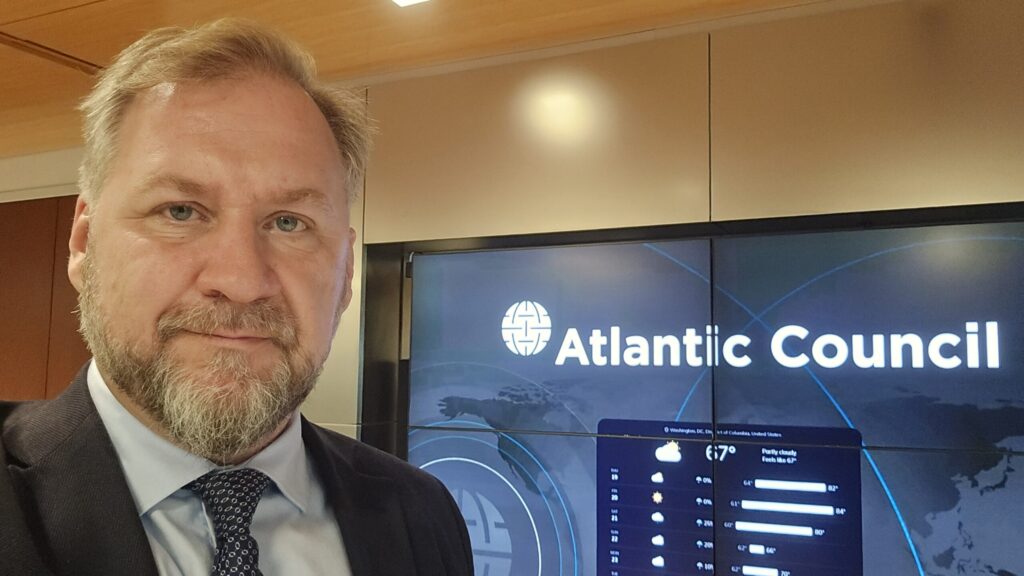 Freddy Jönsson Hanberg in front of a media screen.