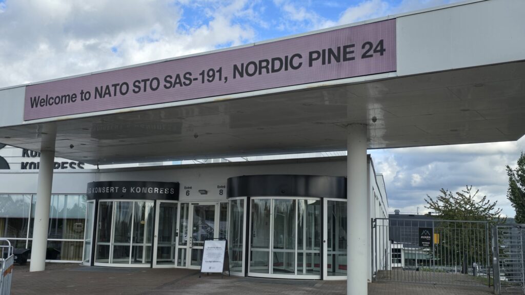 Large entrance with glass doors to Elmia congress center.